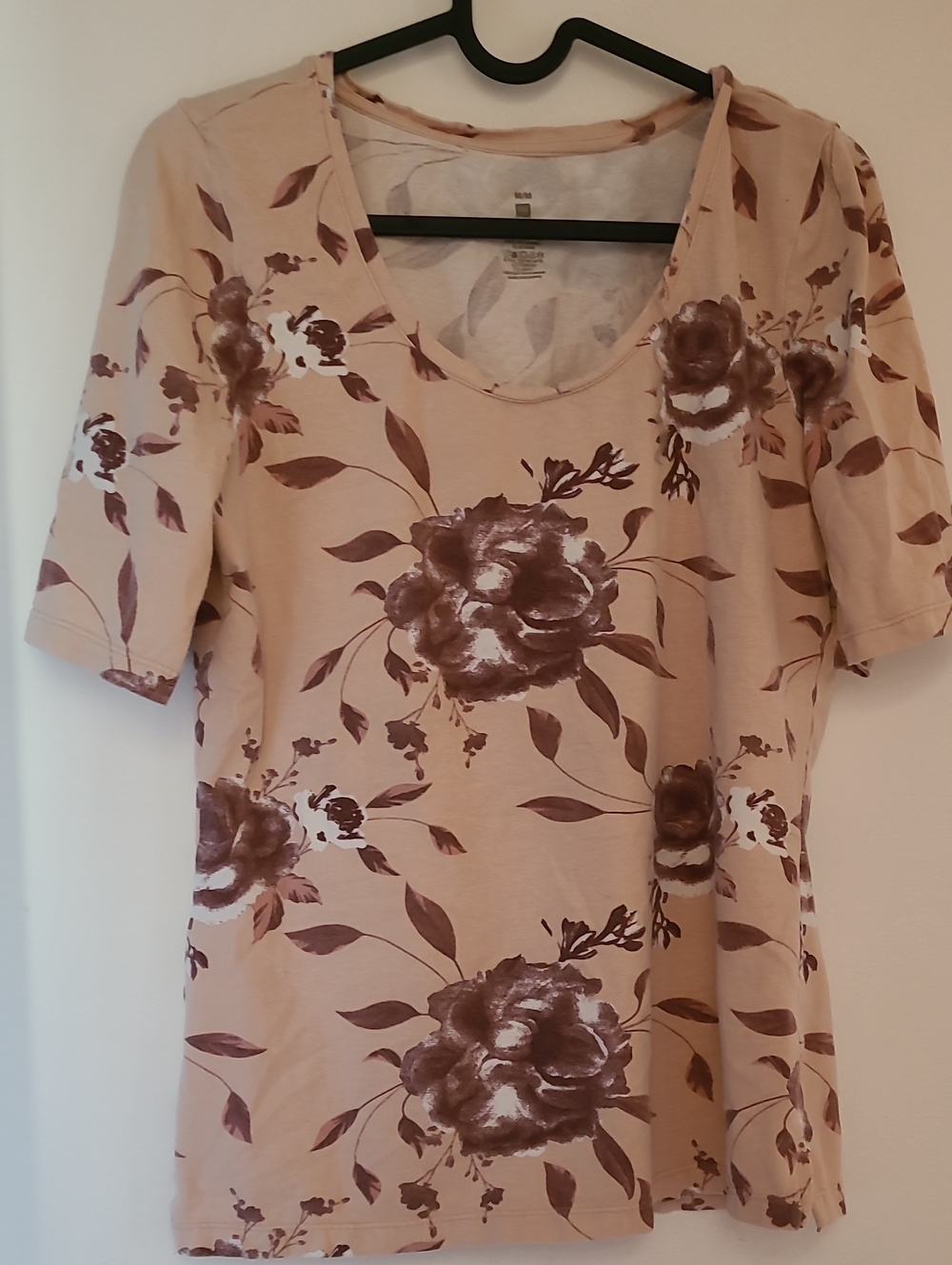 Floral Scoop Neck Short Sleeve Tee in Taupe with Brown Print